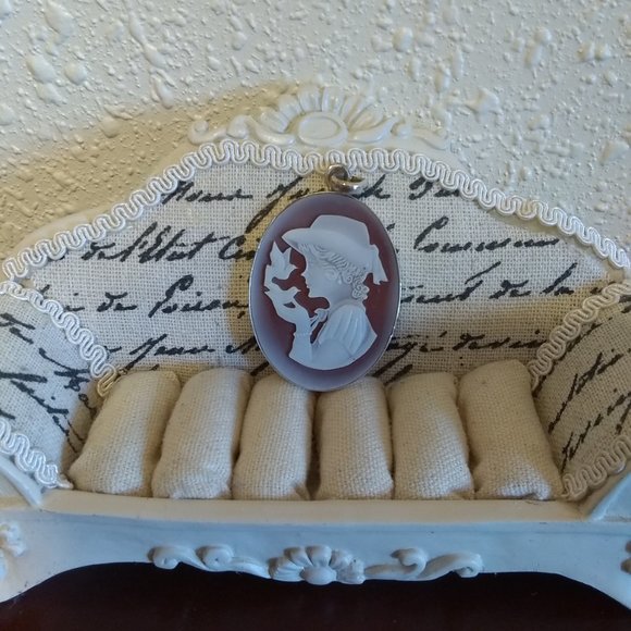 Cameo Pendant: Girl with 2 birds - Picture 2 of 3